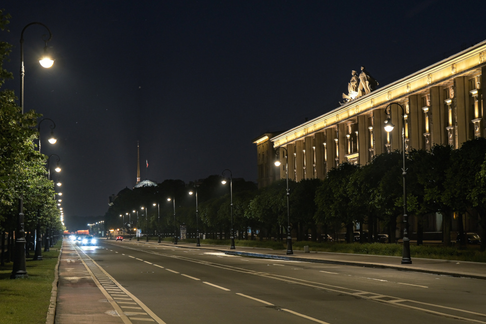 Новые набережные петербурга. Ленинградский проспект университет Москва. Ленинградский проспект 17 Международный университет метро. Ленинградский проспект 17 Москва. Площадь Алматы.