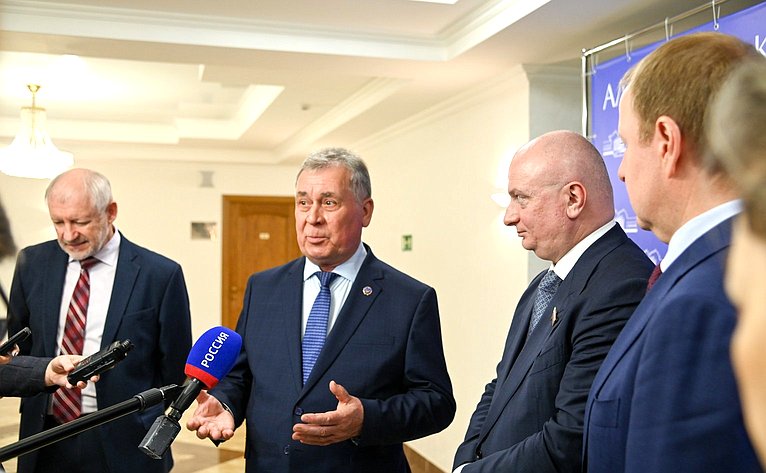 В Парламентском центре Алтайского края состоялось выездное заседание Комитета СФ по конституционному законодательству и государственному строительству и Комитета СФ по федеративному устройству, региональной политике, местному самоуправлению и делам Севера