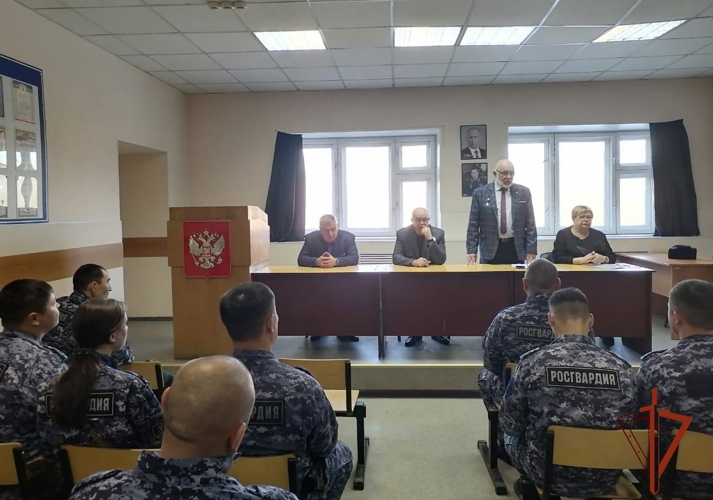 В Омске ветераны вневедомственной охраны встретились с действующими росгвардейцами