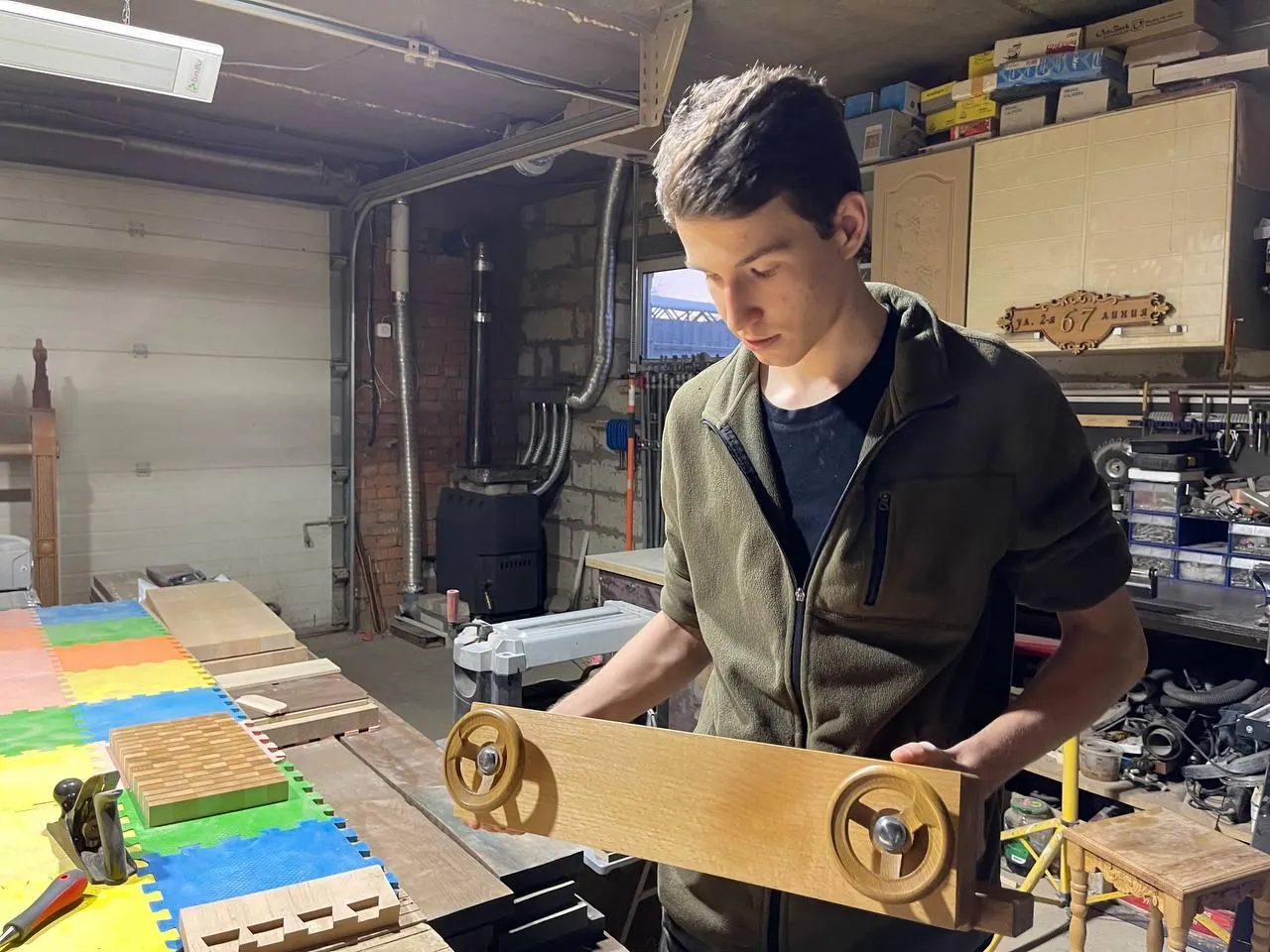 Ребята по дереву. Резьба подереау для детей. Мальчик на дереве. Резьба по дереву школьники. Ребята по дереву.