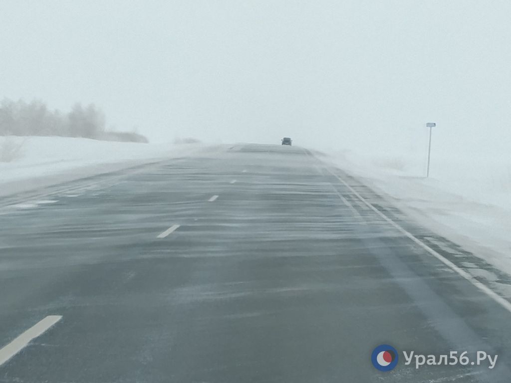 Слабая низовая метель на трассе Оренбург - Орск, январь 2026 года