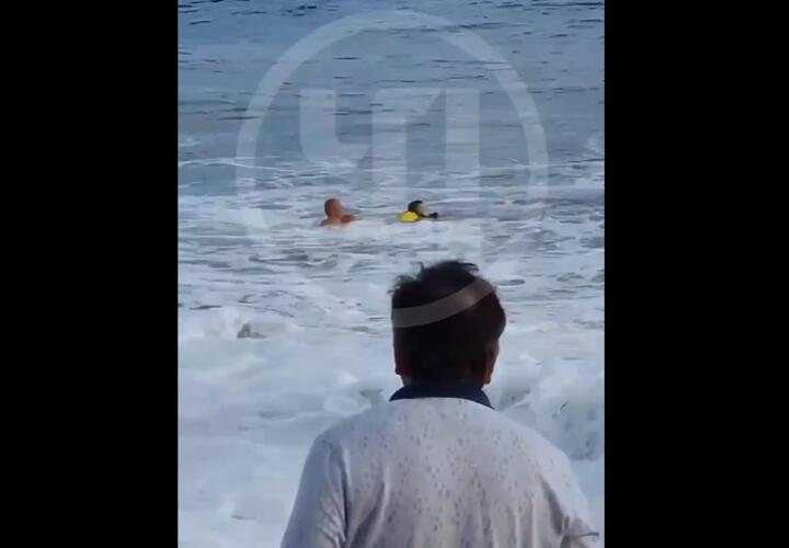 Сочи фотосессия у моря. Сочи смыло девушку 2024. Девушку в сочи смыло волной. Курсанта смыло волной. Моменте море.