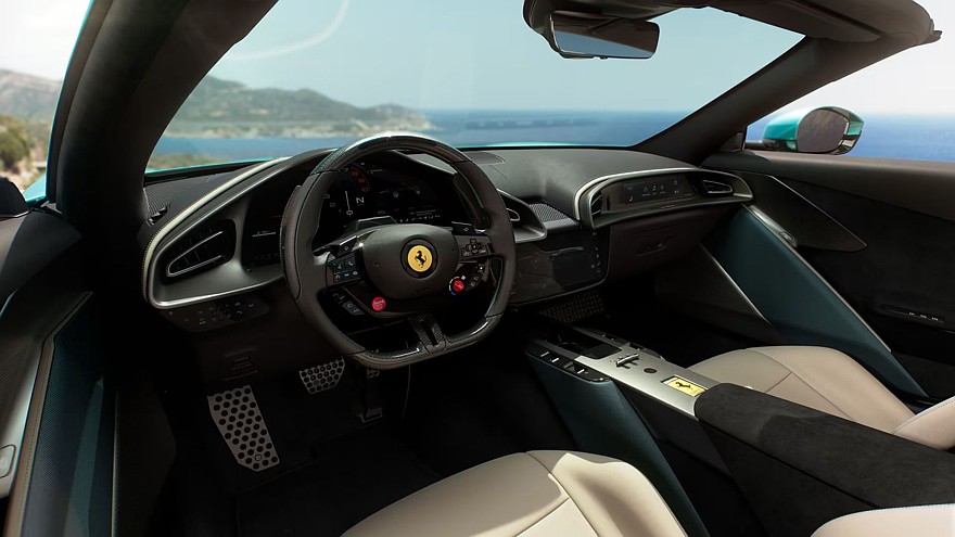 На фото: салон Ferrari Amalfi Spider