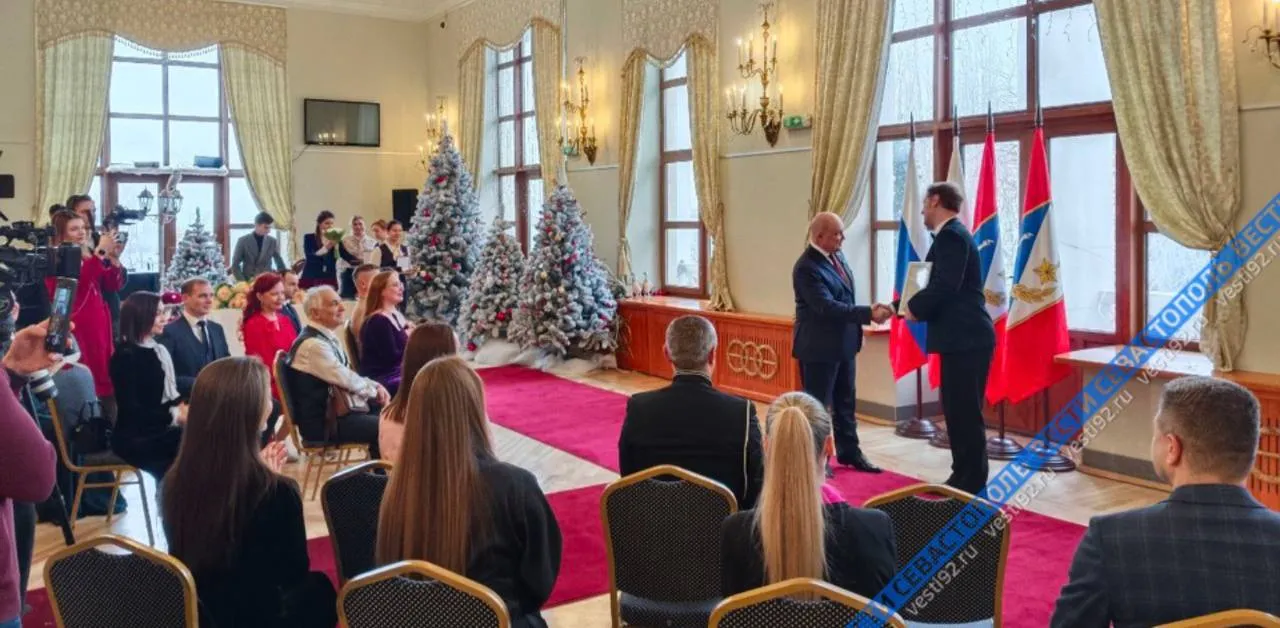 В театре им. А.В. Луначарского впервые наградили артистов городских театров></div><div class=