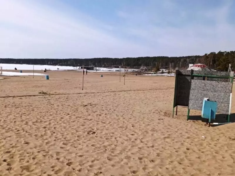 Глава администрации Советского района Новосибирска Дмитрий Оленников поручил подчиненным контролировать вывоз мусора, которым должны заниматься хозяева торговых точек, с Центрального пляжа Академгородка.