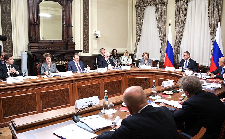 Круглый стол Комитета Совета Федерации по конституционному законодательству и государственному строительству «Роль Конституции в истории государств и народов»