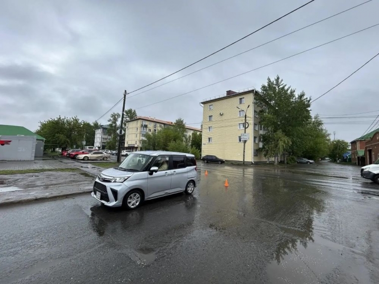 В Омске в Амурском поселке десятилетний мальчик попал под колеса иномарки 