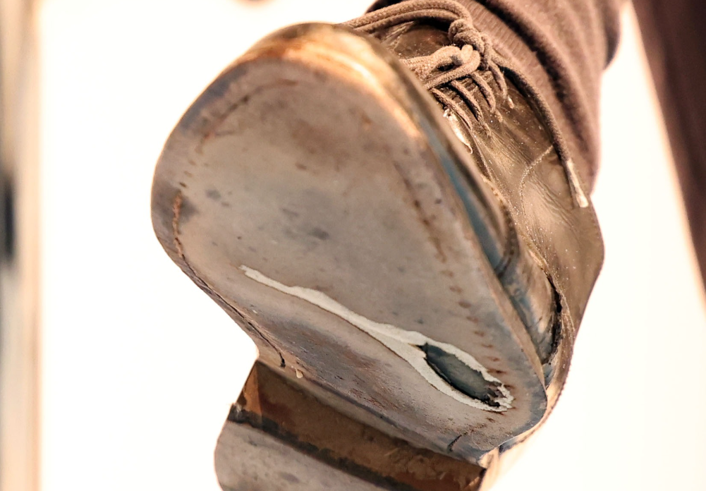 Медленно представляли серебряная ложка рваный башмак. Риши Сунак дырявый ботинок. Рваные туфли. Дырявый сапог. Дырявые туфли.