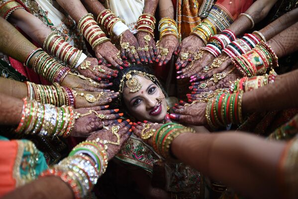 Или в семейной жизни, как эта индийская невеста на массовой свадьбе в Сурате. - Sputnik Абхазия