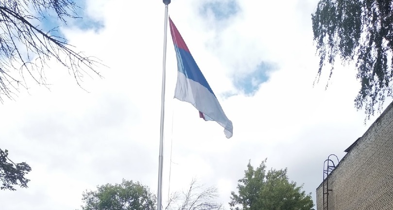 Российский триколор. Флагшток на здание. Флажок mockup. Флаг на деревянном шесте. Настольный флаг мокап.