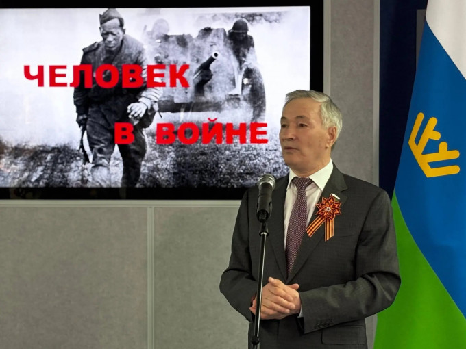 В преддверии Дня Победы в Тюменской областной думе открылась выставка «Человек в войне»