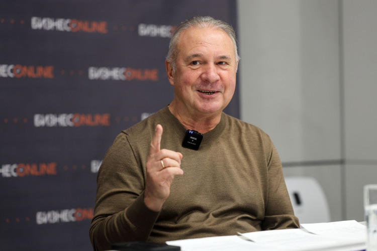 «По городу езжу на электромобиле, на гибриде, потому что это достаточно удобно: в розетку воткнул — вот тебе и подзарядка. Когда машина редко ездит и часто стоит на определенных локациях, почему бы и нет? Но если я поеду хотя бы из Казани в Челны на „электричке“, то обязательно будет бензиновая машина сопровождения»