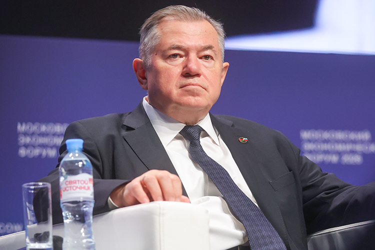 По мнению Глазьева, можно выйти на темпы роста 8% ВВП в год. Однако «сейчас это нереально», потому что большая часть производственной сферы «отсечена от кредитов», так как процентные ставки выше нормы рентабельности