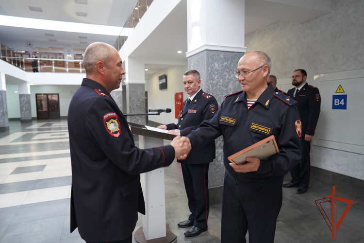 Тридцать пять молодых росгвардейцев успешно завершили профессиональное обучение в Омске