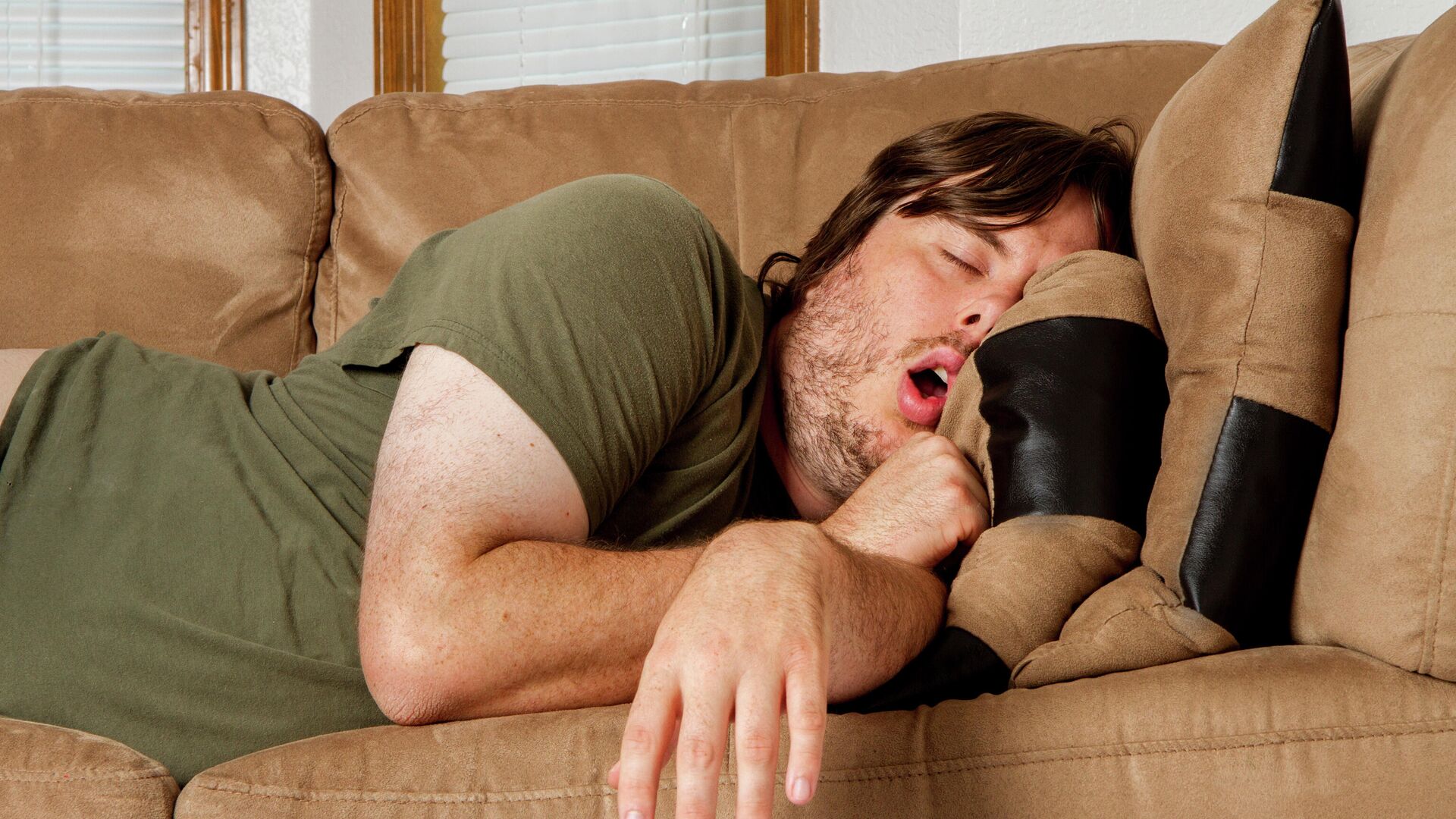 Ленивый сотрудник. Ленивая женщина на диване. Девушка ленится. Ленится лицо. Ленится лицо.