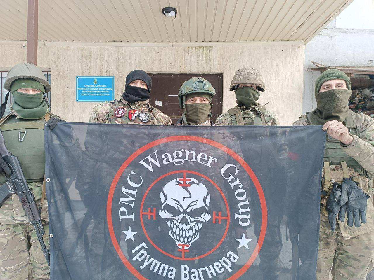 Чёрный флаг группы «Вагнер» уже недалеко от администрации Бахмута: ЧВК продвигается с боями в центре города (ВИДЕО)