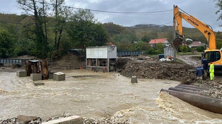 Село на Кубани в водяном капкане! Пока из него только воздушная веревочная переправа над рекой