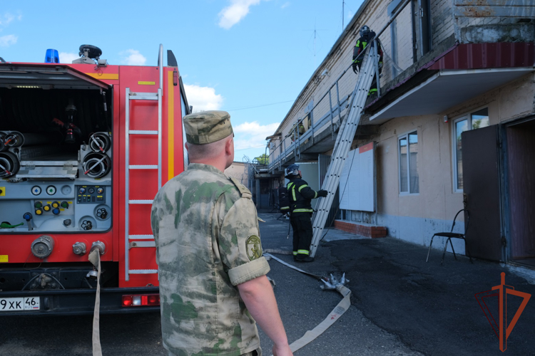 Пожарно-тактическое учение Росгвардии и МЧС прошло в Курске