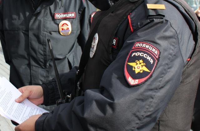 В Башкирии водитель привлечен к ответственности за перевозку девушки на крыше автомобиля