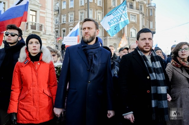 Алексей Навальный (признан террористом и экстремистом) и Леонид Волков (физическое лицо, признанное в РФ иностранным агентом) на шествии памяти Бориса Немцова