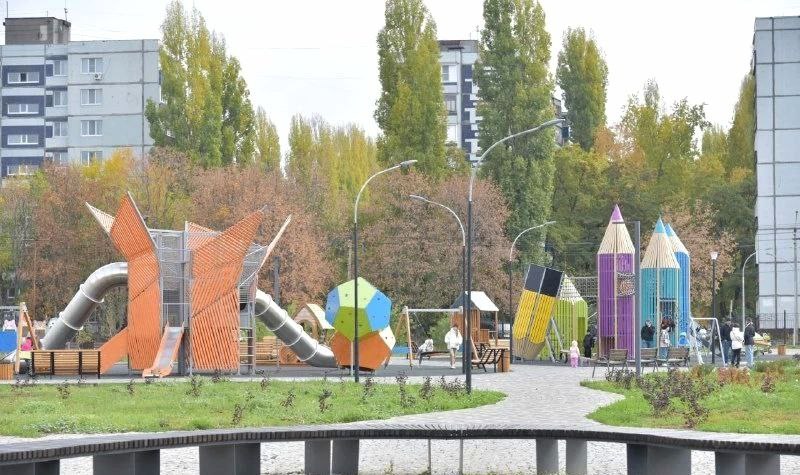 Благодаря нацпроекту в саратовских городах и поселках строят новые детские площадки