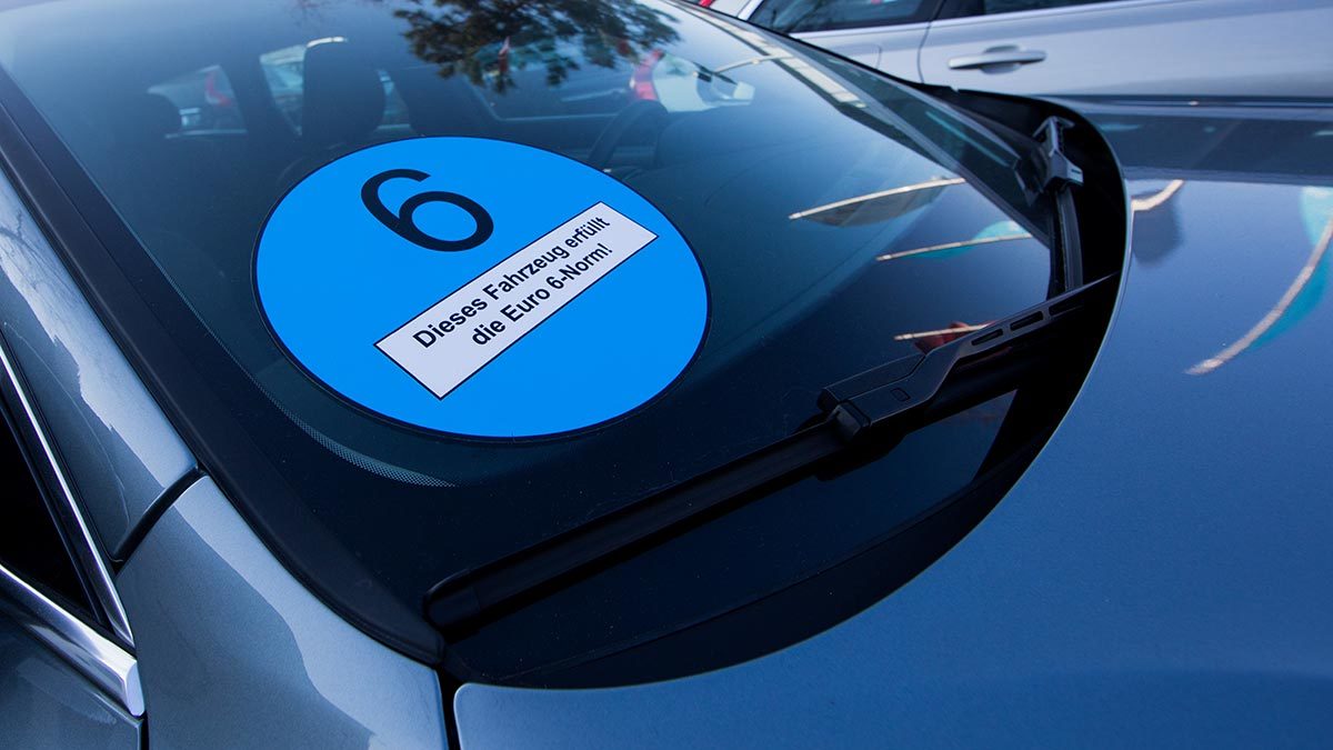 автомобиль на дороге в рф. много машин. с приобретением автомобиля. автомобильный транспорт. автомобильный краснодар.