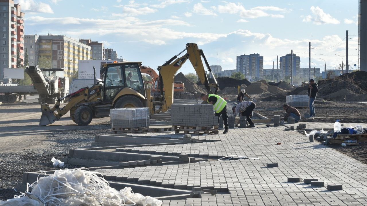 Шел омск. Строительство. Стройка в городе. Строительство обустройство. Работа на стройке.