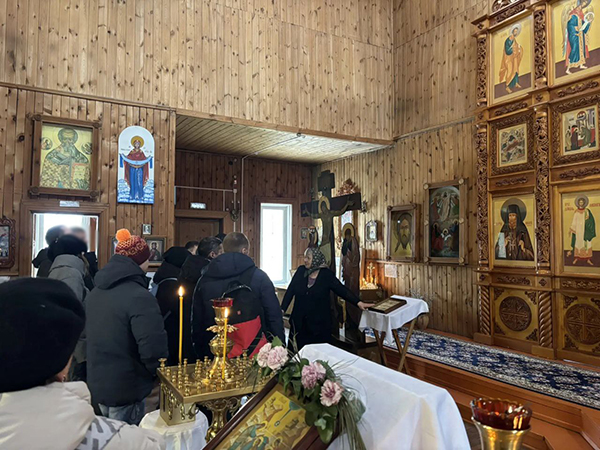 Затем побывали в местном храме, на строительство которого Валерий Сергеевич жертвовал заработанные гонорары.