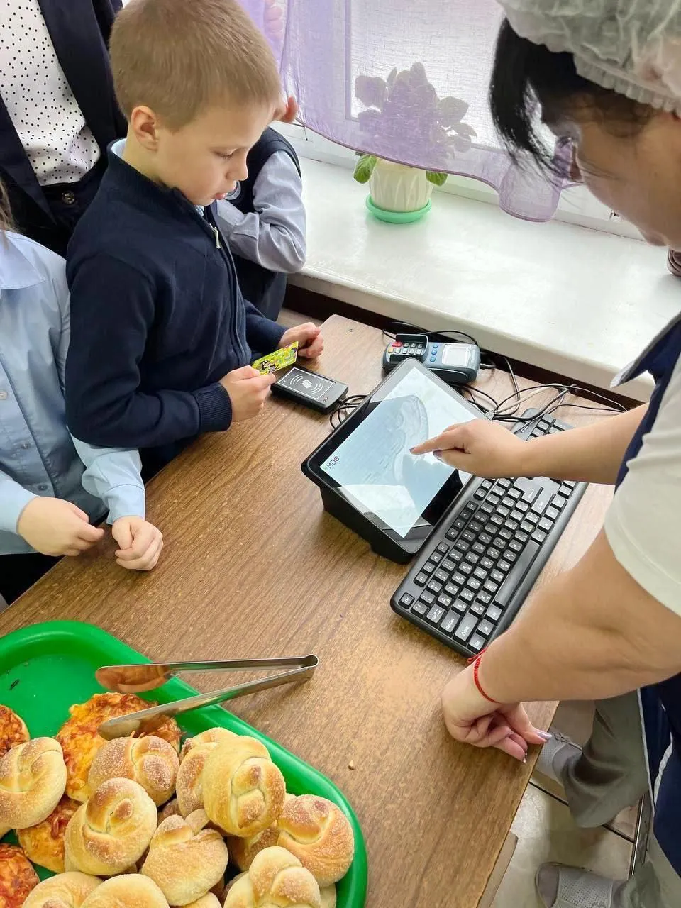 оплата за питание. безналичная оплата питания в школах. оплата питания в школе. пилотный проект по питанию в школе. обед в школьной столовой.