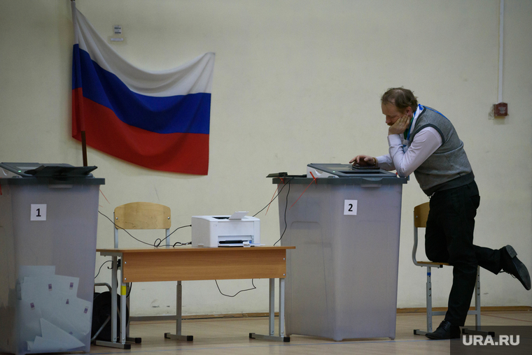 Подсчет бюллетеней на избирательном участке в гимназии № 104. Екатеринбург