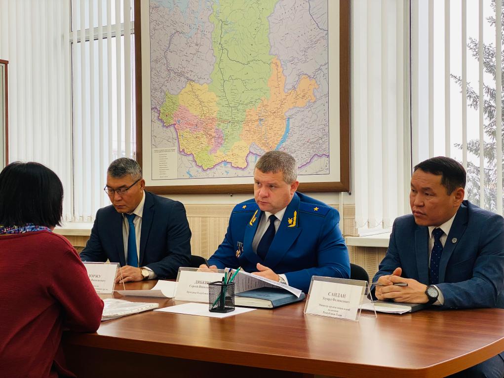 Прокурор республики Сергей Дябкин провел личный прием граждан по вопросам соблюдения трудовых прав граждан