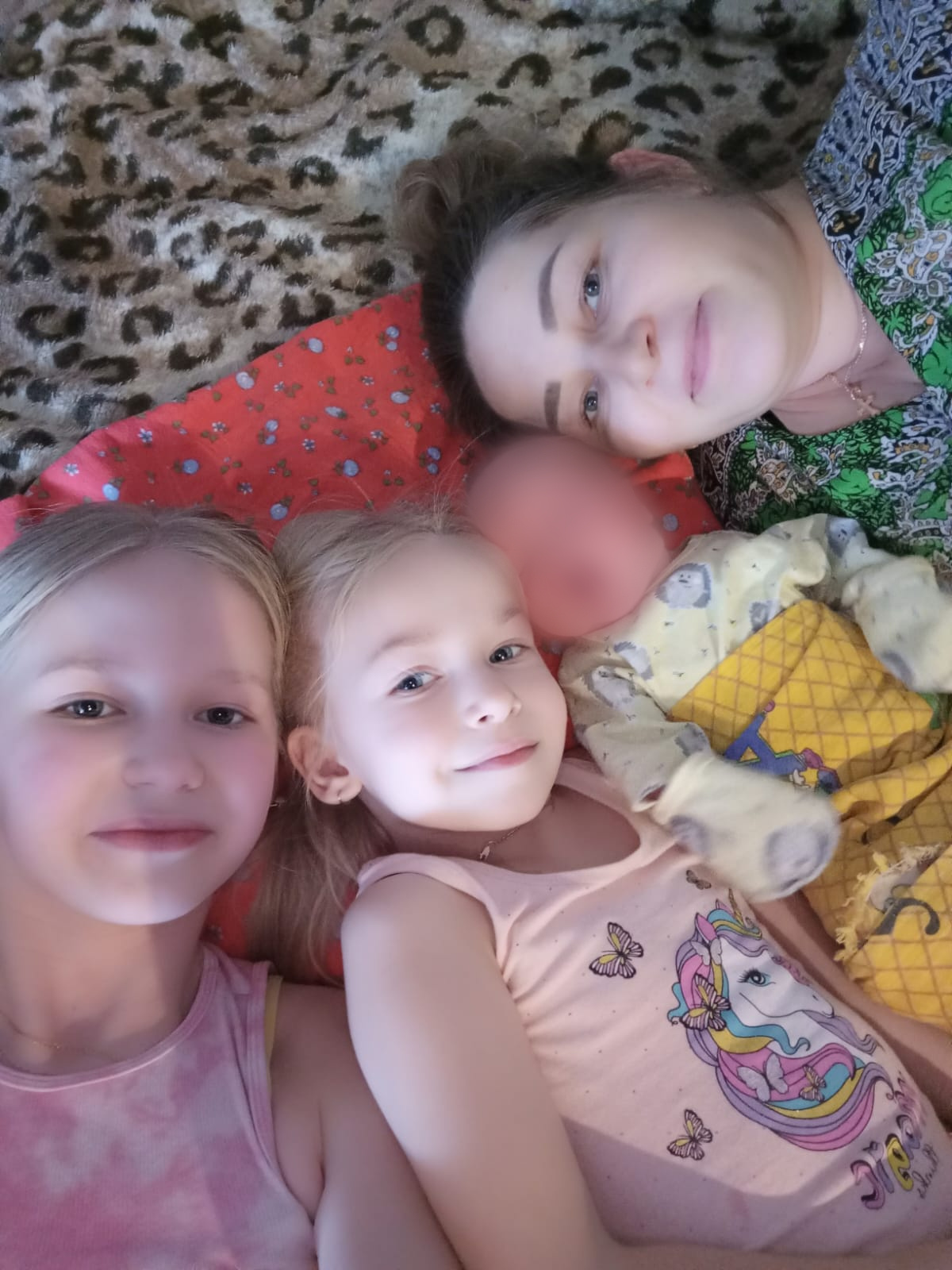 Маленькая Россия, ее мама и сестры — личико малышки мы закрыли по просьбе Анны