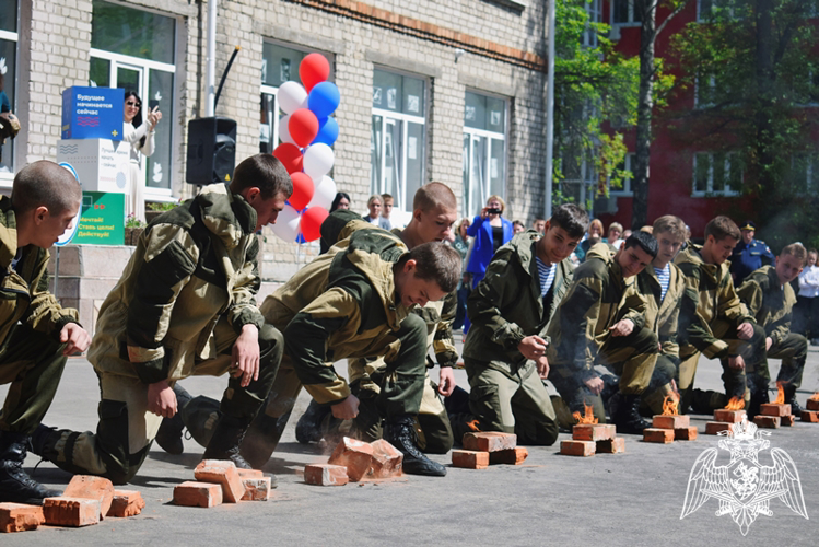 В Нижнем Новгороде офицеры Росгвардии поздравили выпускников подшефной кадетской школы с окончанием учебного года (фото)