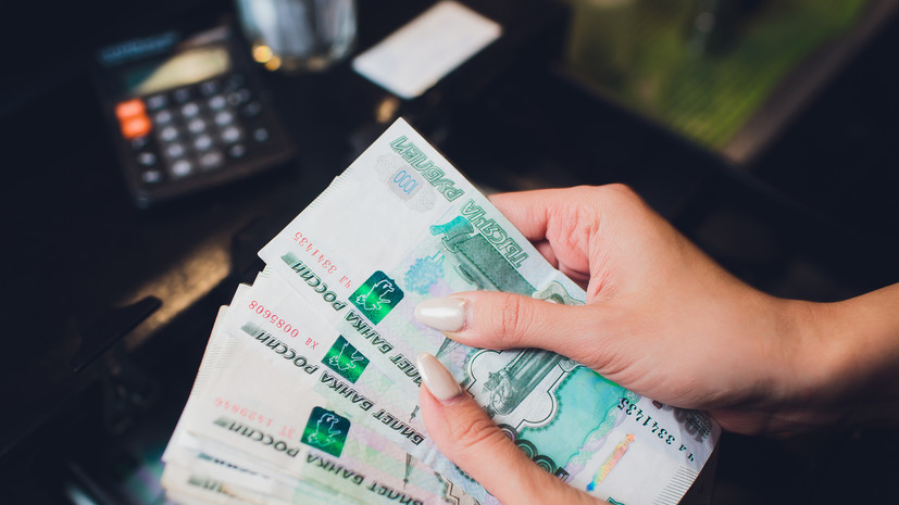 Экономист Тарасова рассказала о вариантах получения зарплаты в случае блокировки карты