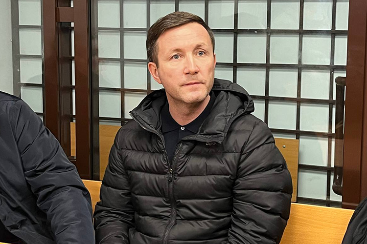 Суд арестовал Аминова год назад (тогда его заключили под стражу), а спустя несколько месяцев отпустил под домашний арест