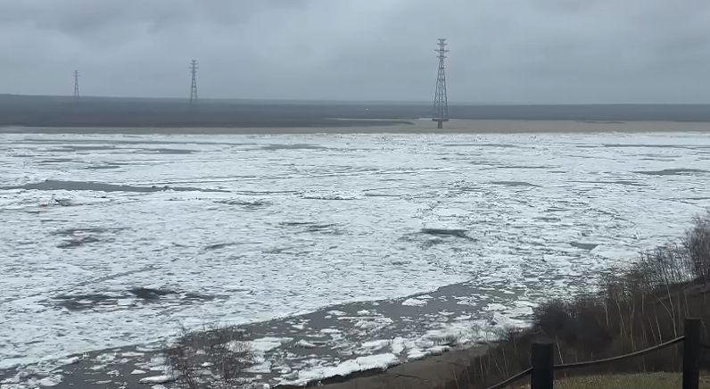 В Якутске наблюдаются подвижки льда