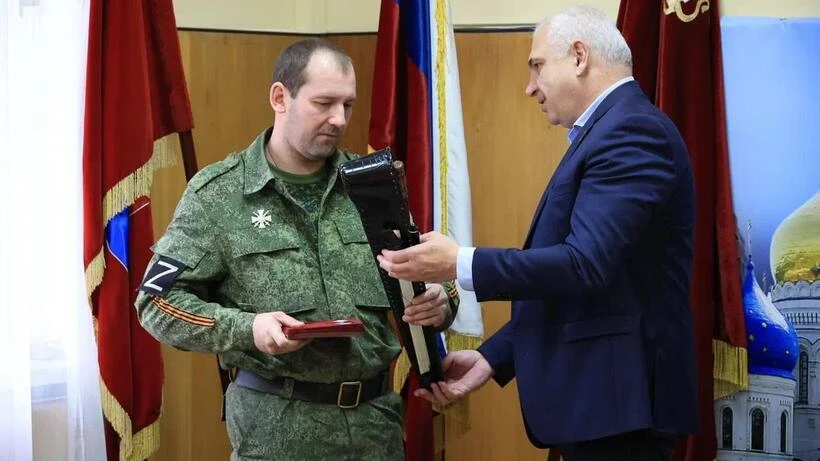 Вручение медали «За отвагу» жителю округа Дзержинский