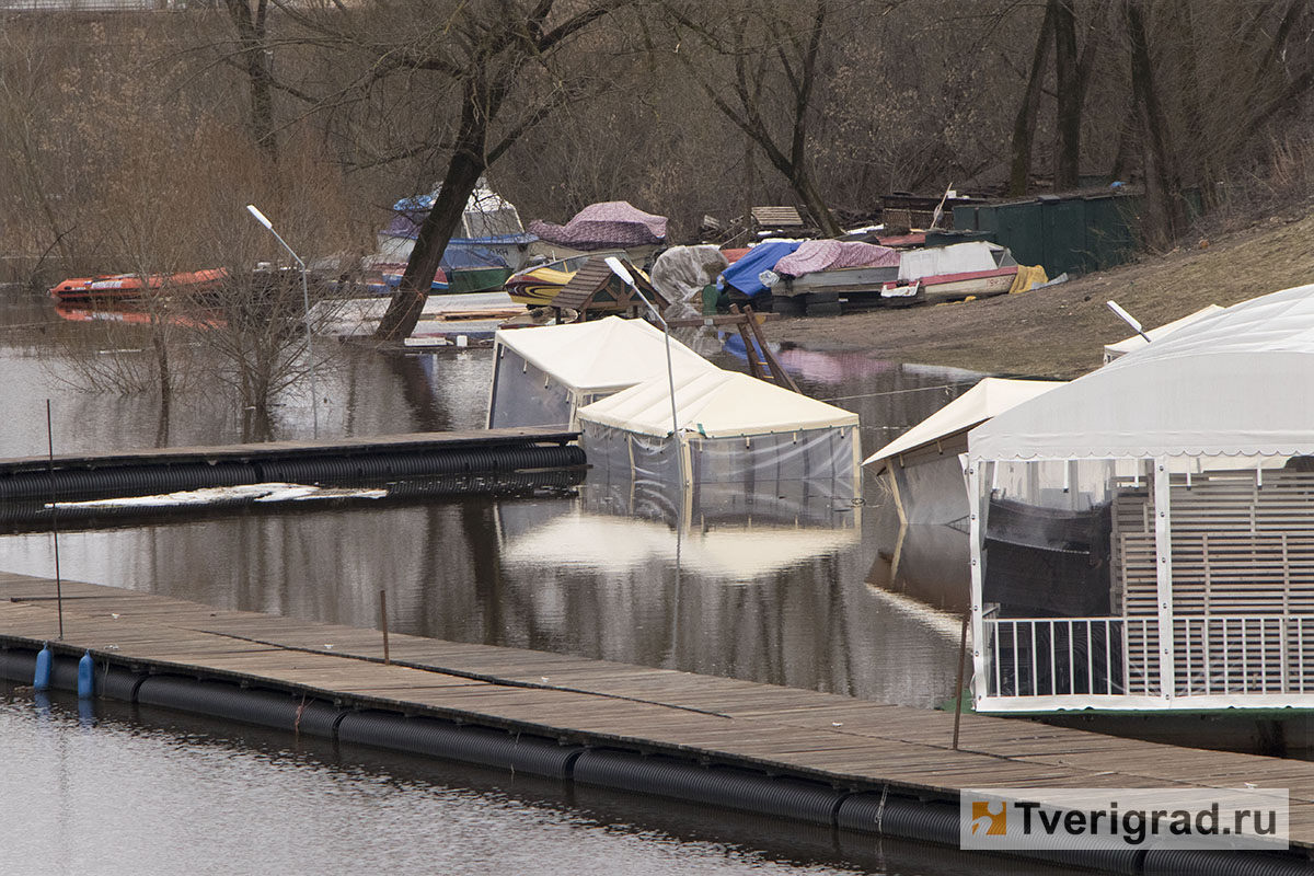 Иваньковское уровень воды плотина ливни тверская. Тверь волга вода. Вода в волге в твери сегодня. Вода в волге в твери сегодня. Низкий уровень воды на волге.