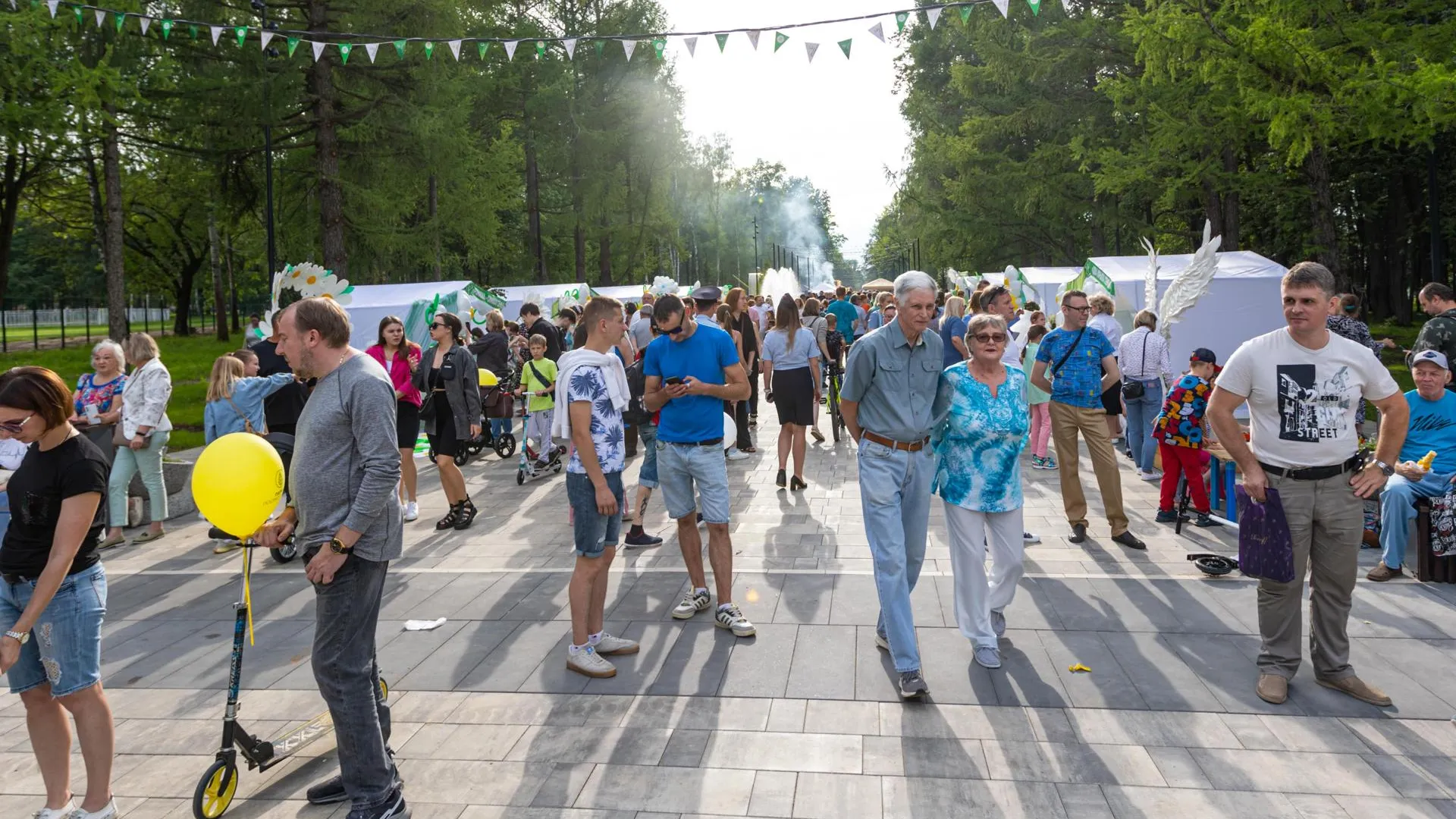 Фестиваль в подмосковье 2024 июль. Люди в парке. День города парк. Подмосковные парки. День подмосковных парков.