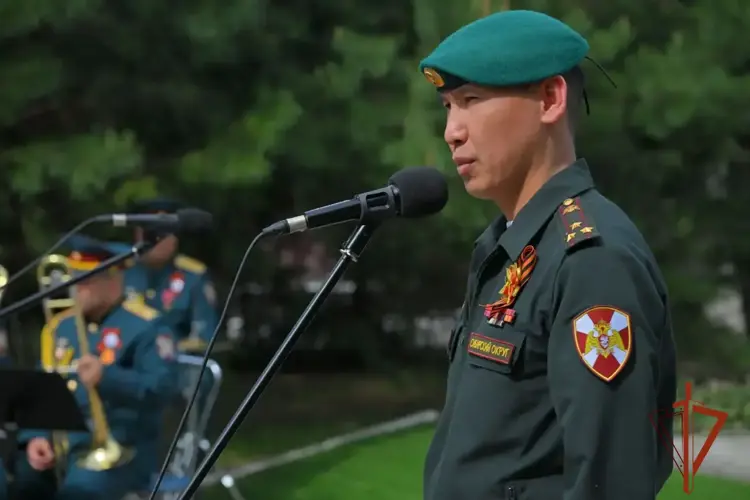 По случаю Дня Победы военнослужащие омской воинской части Росгвардии провели концерт в геронтологическом центре