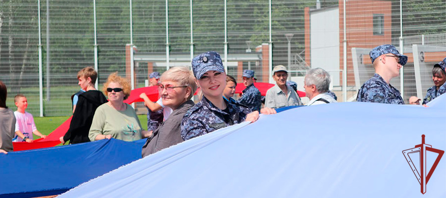 Росгвардейцы приняли участие в патриотическом флешмобе, посвящённом Дню России в Москве 