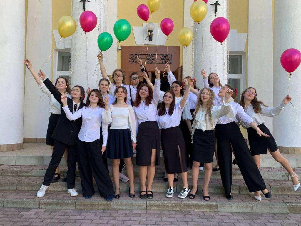 Скоро выпускной: ученица Дмитровской гимназии открыла секрет будущего вечера