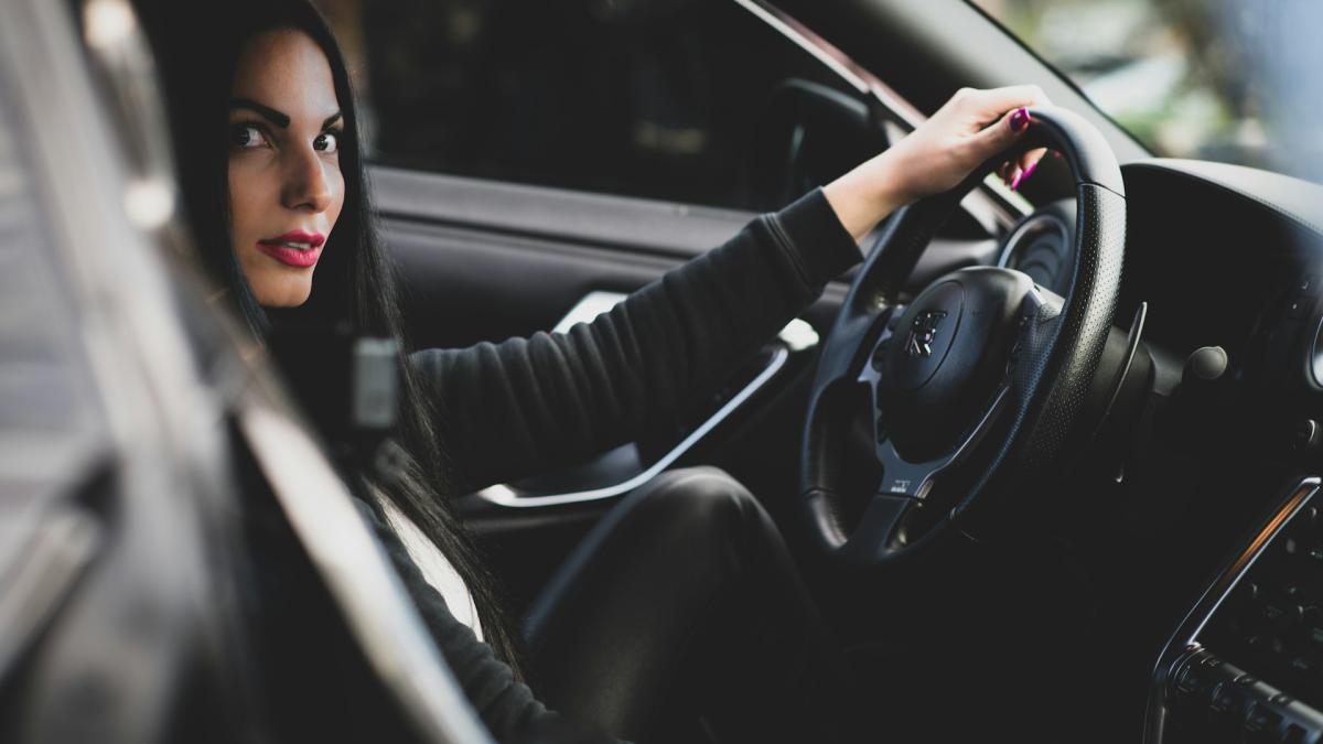 Женщина за рулем
