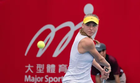Алина Корнеева выиграла свой дебютный матч на турнире WTA 250 в Гонконге