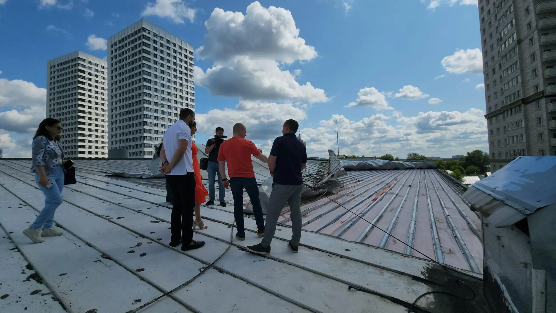 Песня на крыше без слов. На крыше. Особняк на крыше небоскреба. Roof Palace концерты план.