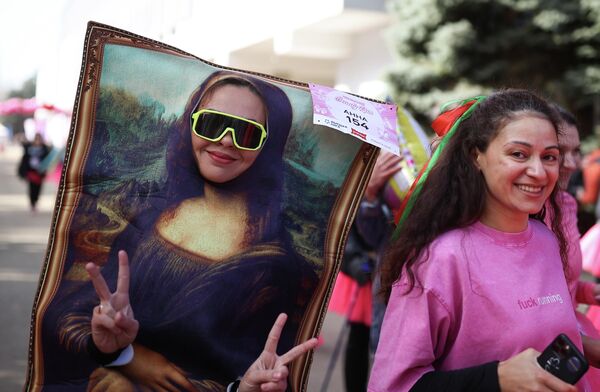 Участницы праздничного забега Beauty Run, приуроченного к 8 марта, в Краснодаре, Россия - Sputnik Грузия