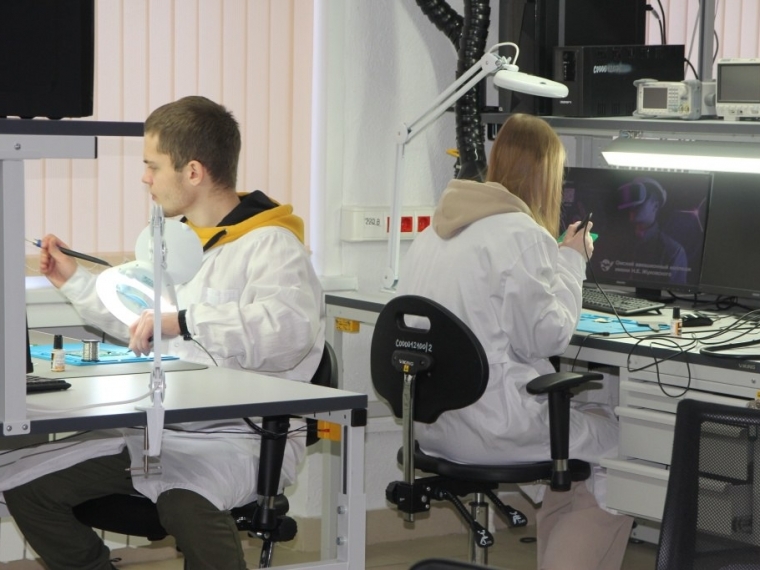 Омскстат: зарплаты в электронной промышленности на 30% выше средних по региону