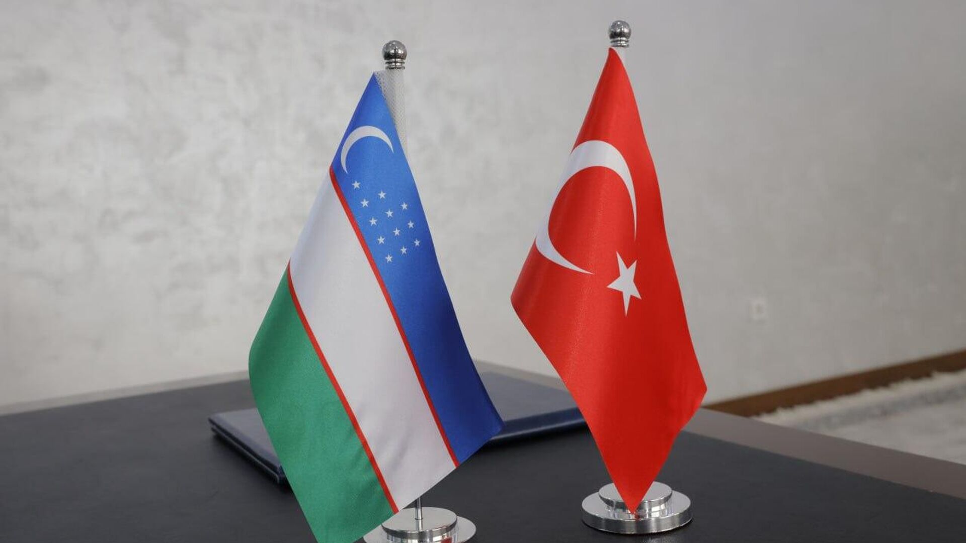 Флаги Узбекистана и Турции - Sputnik Узбекистан, 1920, 04.01.2026