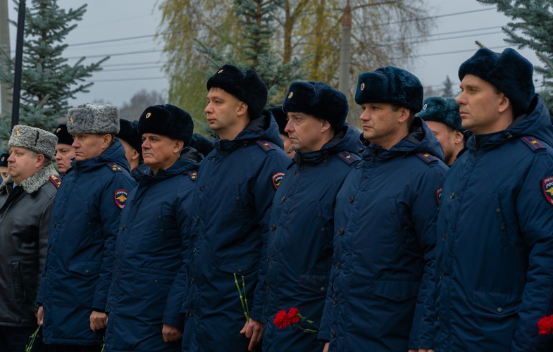 Росгвардейцы отдали долг памяти у мемориала сотрудникам органов внутренних дел