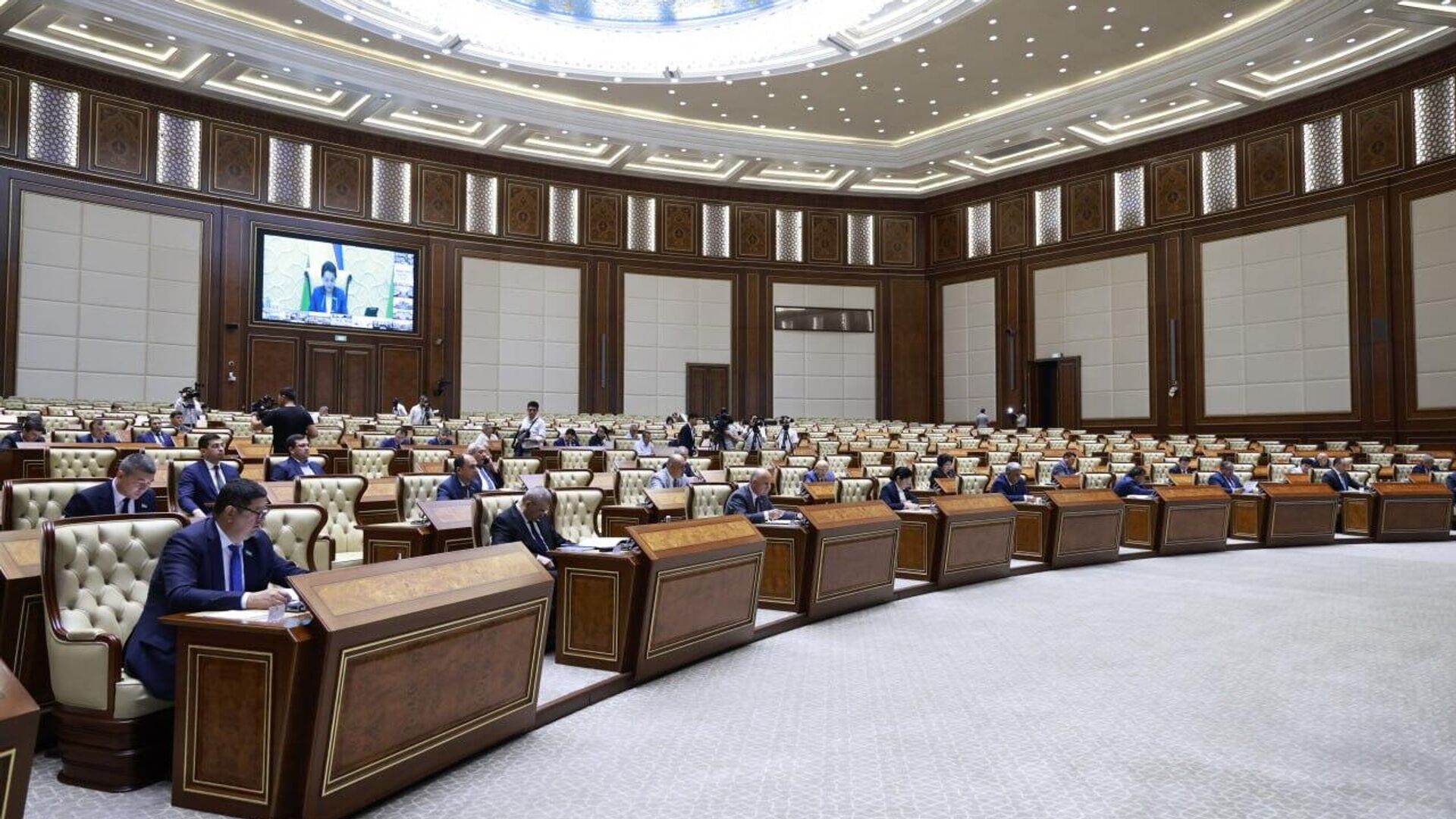 На 55-м пленарном заседании Сената рассмотрен Закон Об утверждении Предпринимательского кодекса Республики Узбекистан. - Sputnik Узбекистан, 1920, 17.05.2026